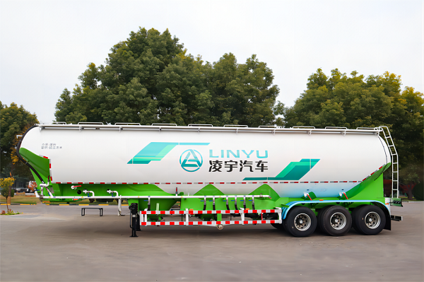 粉粒物料運(yùn)輸車的特點(diǎn)詳解！